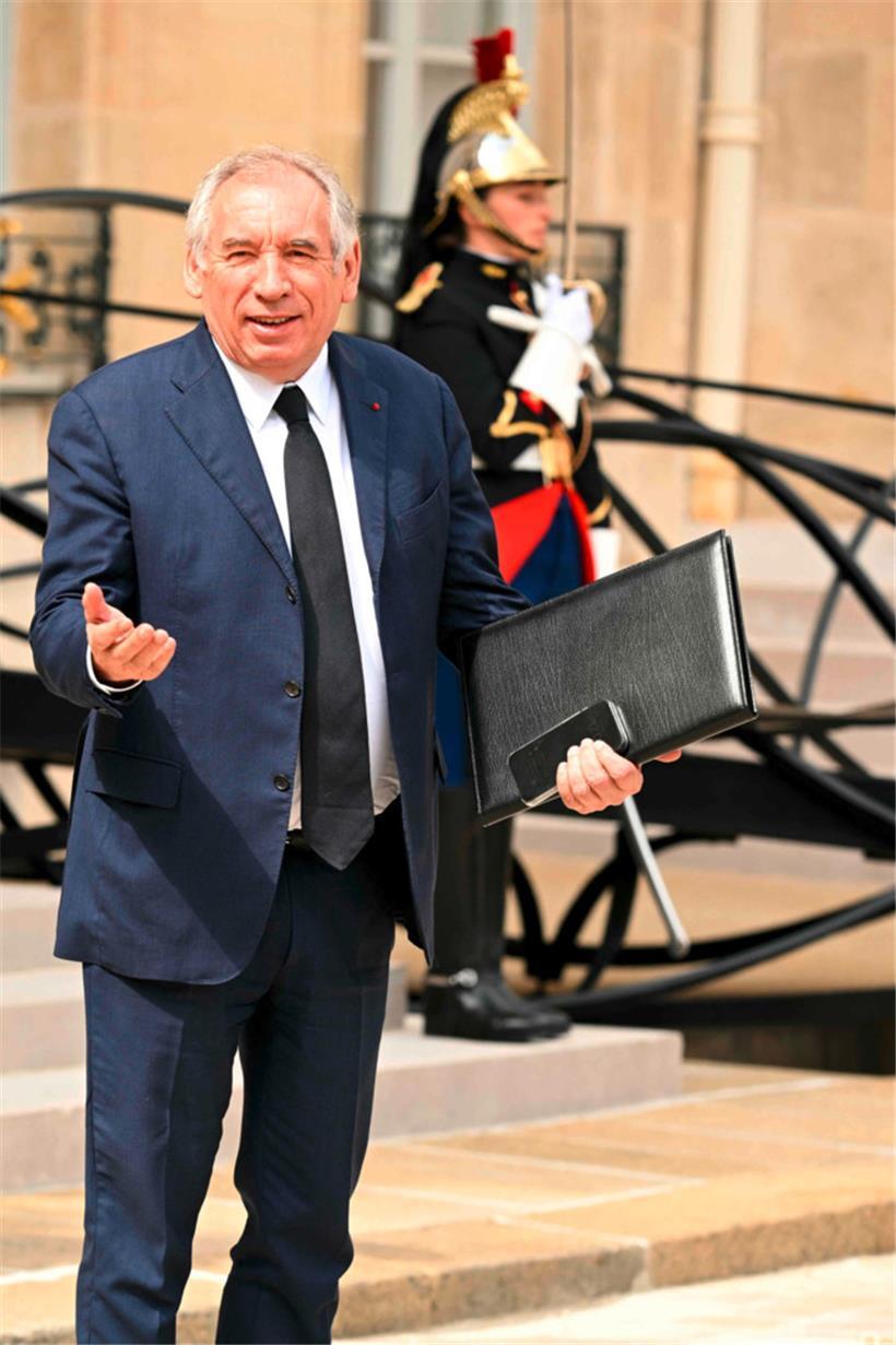 Avec sa proposition de référendum, le premier ministre François Bayrou place le chef de l’Etat dans une position peu confortable
