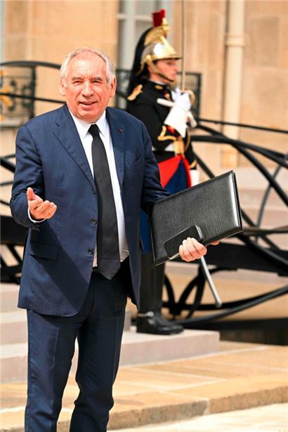 Avec sa proposition de référendum, le premier ministre François Bayrou place le chef de l’Etat dans une position peu confortable
