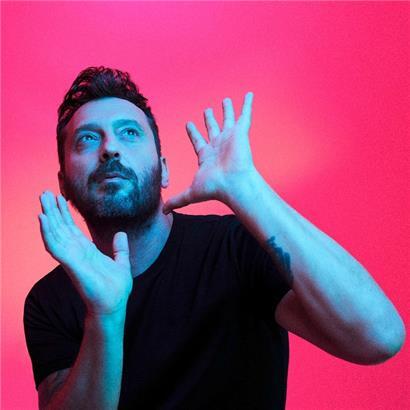 Avec son huitième album, une nouvelle page s’ouvre pour Cesare Cremonini, illustrée notamment par le single „Ora che non ho più te“ („Maintenant que je ne t’ai plus“)
