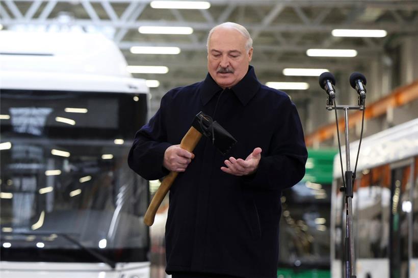 Axt anlegen: Alexander Lukaschenko führt sein Land autokratisch
