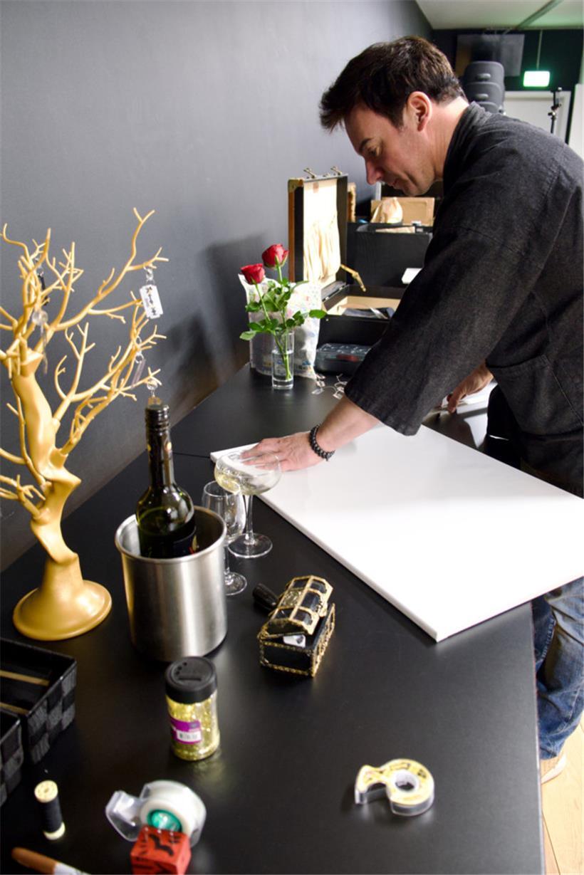 Backstage bereitet Goldrake seine Requisiten selbst vor