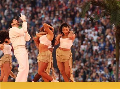 Bad Bunny live auf der Bühne vor jubelnder Menschenmenge bei großem Konzert