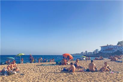  Badegäste liegen an der Platja Gran, „dem großen Strand“
