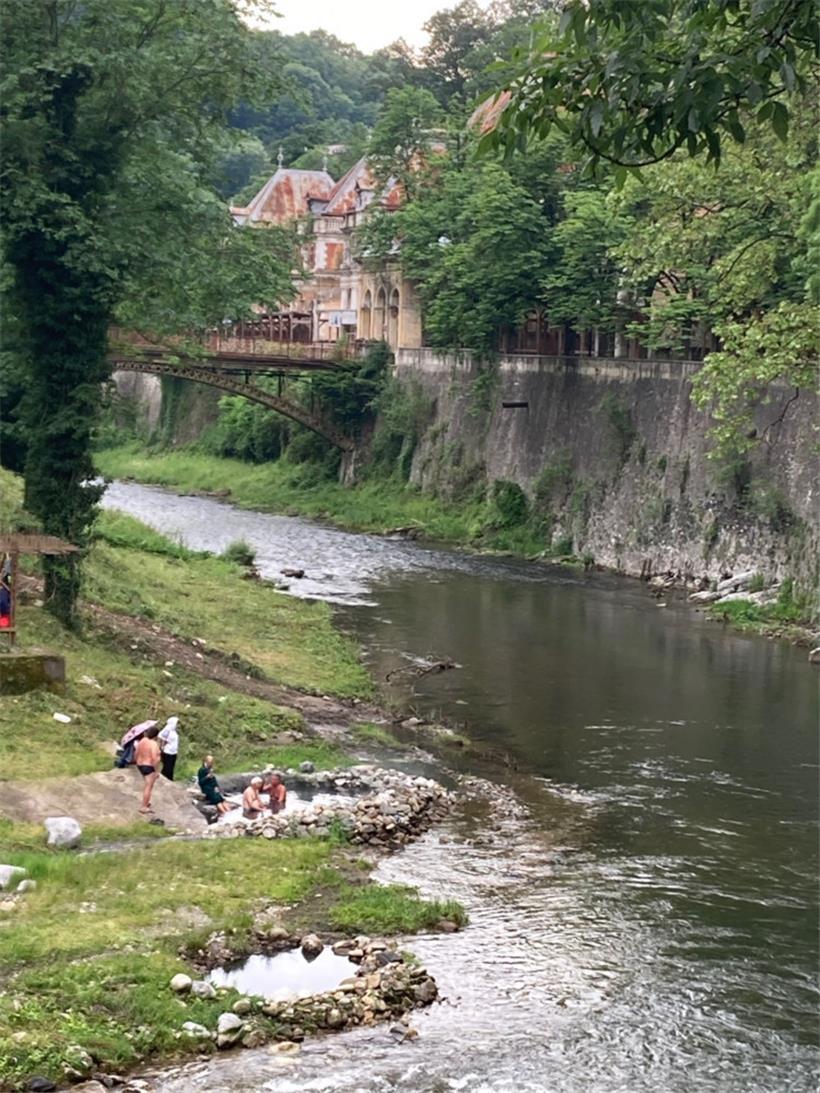 Baden im Schwefeltümpel statt im Kaiserbad: Kurgäste am Ufer der Cerna 

