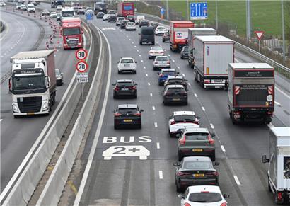 Bahn frei: Die neue dritte Spur auf der A3 ist Bussen und Fahrgemeinschaften vorbehalten
