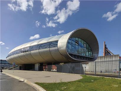 Bahnhof Belval-Université, eine organische Architektur, die einer riesigen Raupe ähnelt. Architekt: Architektur- und Designstudio Jim Clemes
