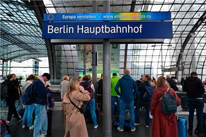 Bahnreisende warten am 8. Oktober 2022 auf einem Bahnsteig des Berliner Hauptbahnhofs auf einen Zug, nachdem es zu größeren Störungen im deutschen Schienennetz gekommen war – offenbar nach einem Sabotageakt
