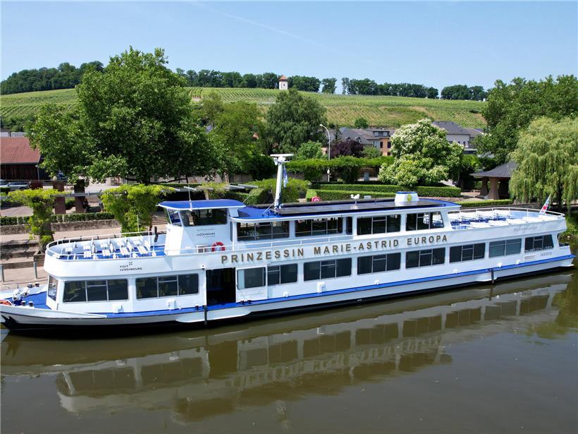 Schiff am Flussufer vor dem neuen Kai gegenüber dem Europamuseum in der Stadt