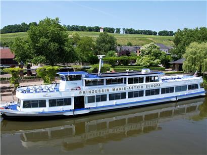 Schiff am Flussufer vor dem neuen Kai gegenüber dem Europamuseum in der Stadt