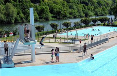 Freizeitbad in Grevenmacher mit Schwimmbereich und Wasserspaß für Familien im Sommer