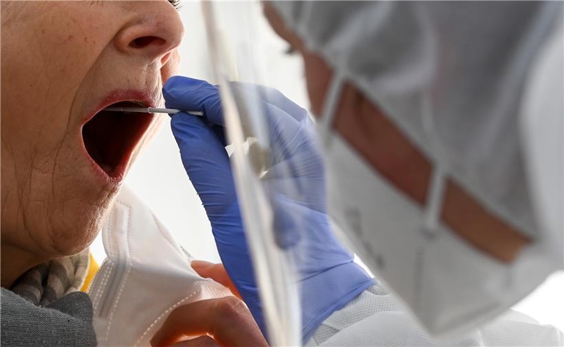 Bald können auch Laien einen Schnelltest durchführen. In Deutschland sollen die Tests in wenigen Tagen im Supermarkt erhältlich sein. 
