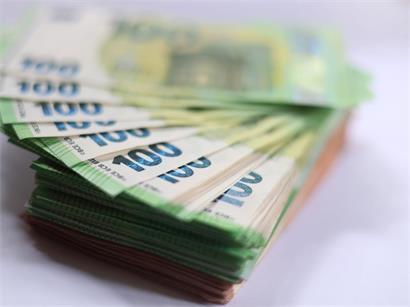 Digitaler Euro Symbol mit Euro-Münzen, Konzept für digitale Währung und Zukunft des Euro Zahlungsmittels