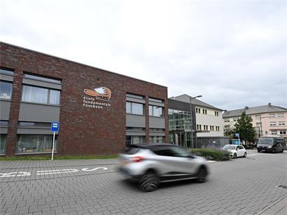 Grüner Schulhof der Fousbann-Schule mit Pflanzen und Bäumen für mehr Nachhaltigkeit und Umweltfreundlichkeit
