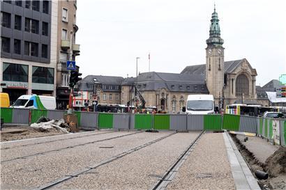 Bald weichen die Absperrungen der Straßenbahn
