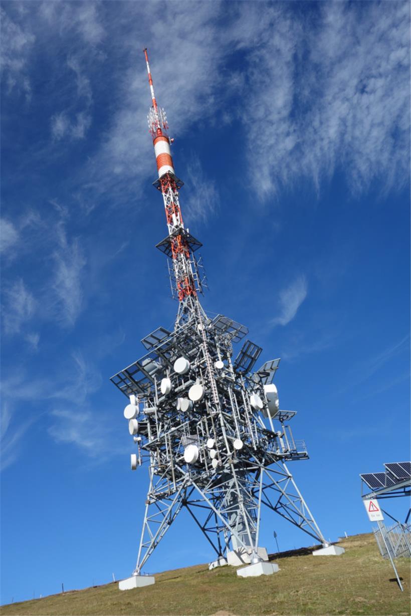 Bald wieder aktiv? UKW-Dipole am Niederhorn-Mast