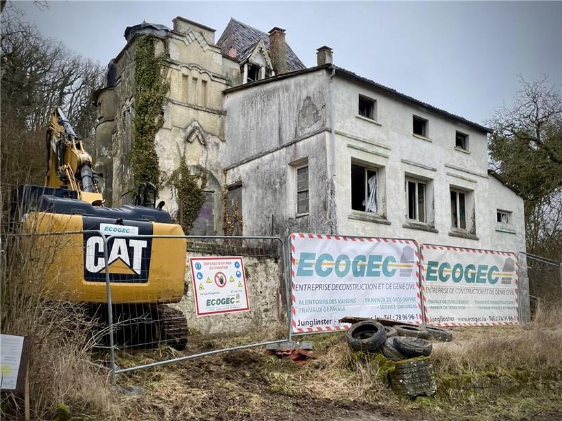 Verfallene Landschaft mit zerstörten Gebäuden und düsterer Stimmung als Symbol für drohenden Untergang