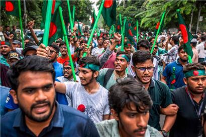 Bangladesch bleibt unruhig: Am 15. August zogen sonst Regierungsanhänger zum Elternhaus der geschassten Premierministerin Hasina, deren Vater und Unabhängigkeitsheld an jenem Tag im Jahr 1975 ermordet wurde – dieses Jahr blockierten Demonstranten den Weg dorthin
