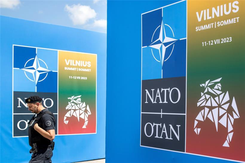 Banner vor dem Veranstaltungsort des NATO-Gipfels: Der Krieg dauert mehr als 500 Tage an, wenn das Bündnis sich trifft
