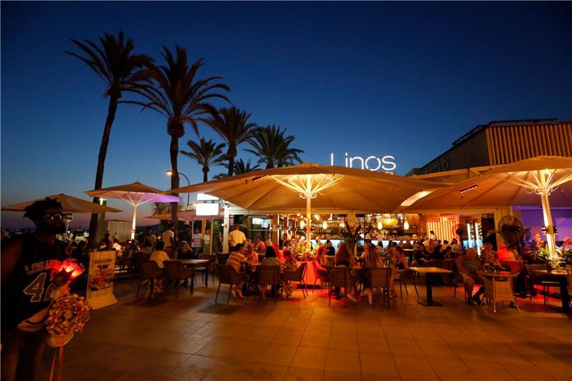 Bar an der Strandpromenade von Palma de Mallorca: Die Tourismusbranche auf der Insel befürchtet wieder weitgehende Verluste wegen steigender Infektionszahlen
