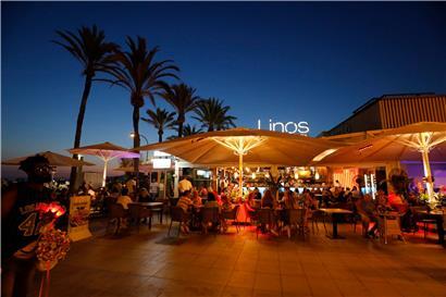 Bar an der Strandpromenade von Palma de Mallorca: Die Tourismusbranche auf der Insel befürchtet wieder weitgehende Verluste wegen steigender Infektionszahlen
