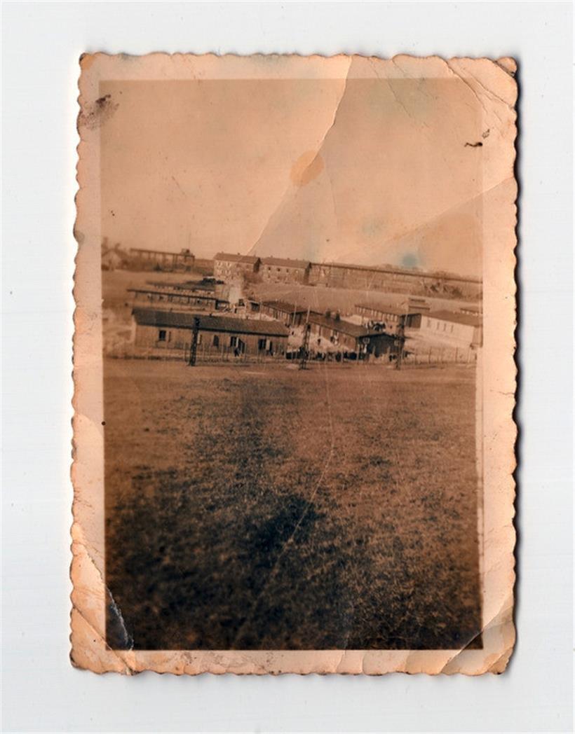 Baracken im Lager Differdingen, das auf dem Gelände der heutigen ArcelorMittal in der Nähe der Rue Woiwer lag
