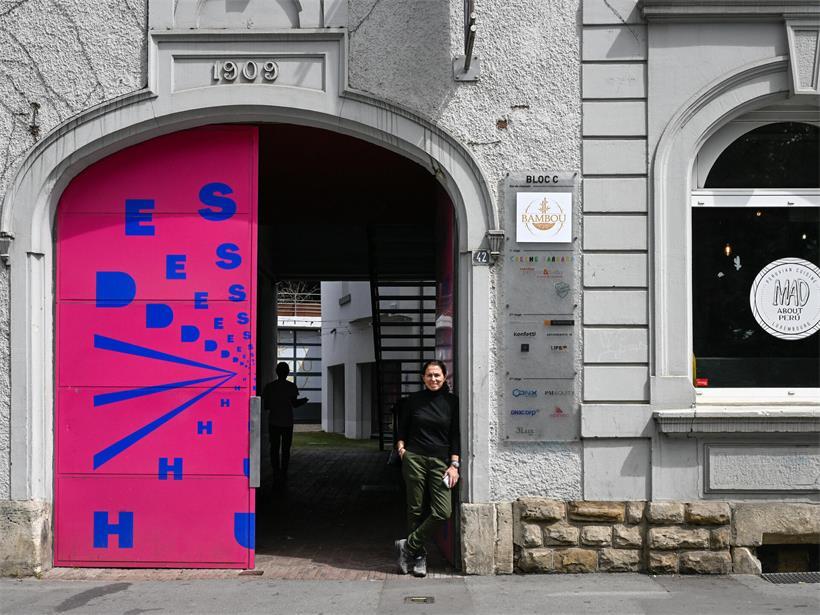 Barbara Agostino vor dem ehemaligen Marx-Gebäude im Bahnhofsviertel, urbanes Stadtbild mit historischer Architektur