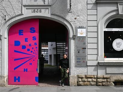 Barbara Agostino vor dem ehemaligen Marx-Gebäude im Bahnhofsviertel, urbanes Stadtbild mit historischer Architektur