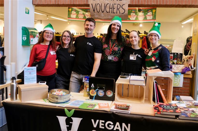 Barbara Ujlaki, Präsidentin der Vegan Society Luxembourg (3.v.r.): „Wir wollen Klischees abbauen und zeigen, wie selbstverständlich vegane Optionen heute sind“
