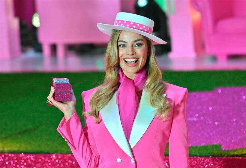 Barbie (Margot Robbie, die Hauptfigur des Films) hat ein Problem. Mitten auf der perfekten Party mit perfekten Freunden nach einem perfekten Tag denkt sie ans Sterben
