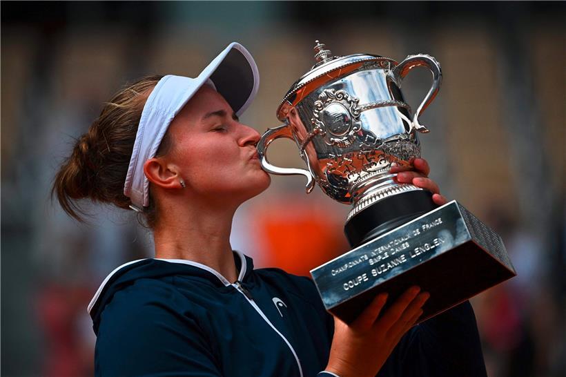 Barbora Krejcikova freut sich über ihre erste Grand-Slam-Trophäe
