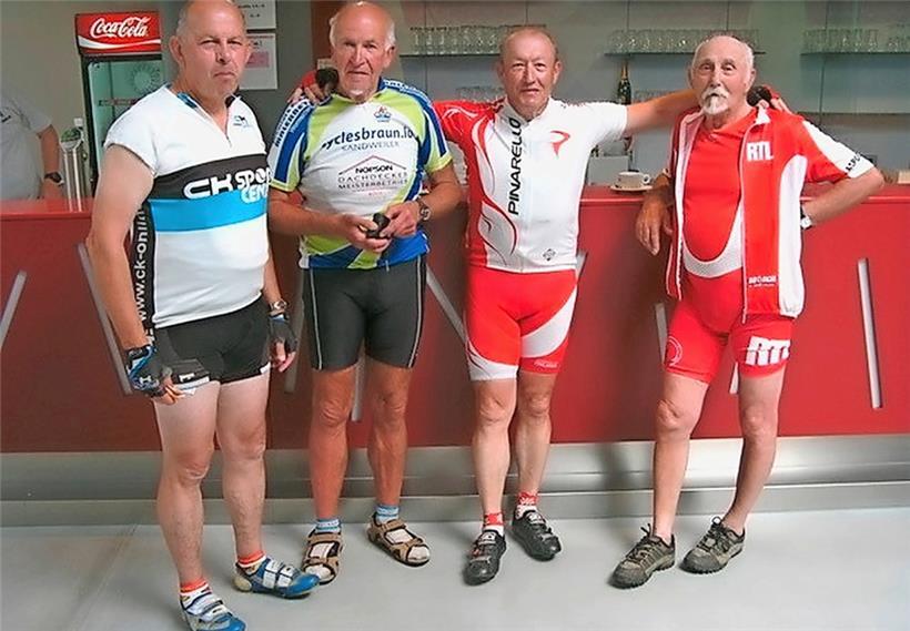 Bartreng, Randonnée 6 days Lull Gillen, 8. Juli 2010: De Jim Berchem (riets, mam RTL-Logo) zesumme mat Cyclotouriste-Kolleegen
