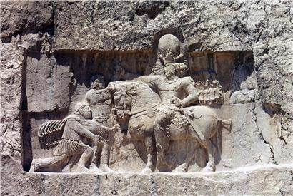 Bas-Relief von Naqsh-e Rostam in Iran zeigt König Schapur I. bei der Gefangennahme des römischen Kaisers Valerian.