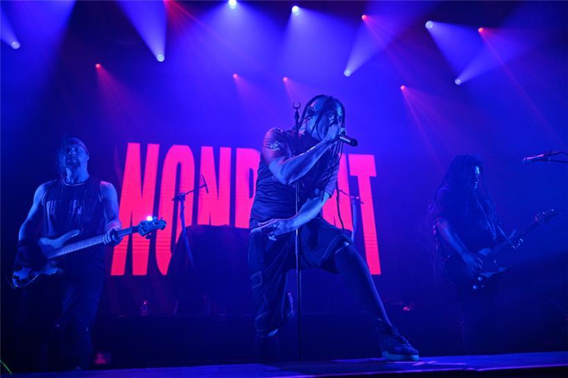 Bassist Adam Woloszyn (l.), Sänger Elias Soriano und Gitarrist Rasheed Thomas (r.) beim Auftritt in der Rockhal 
