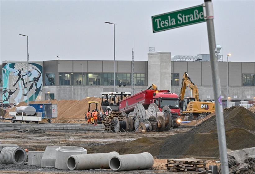 Bauarbeiten für neue Parkplätze und Straßen vor dem Werksgelände der Tesla Gigafactory in Berlin-Brandenburg
