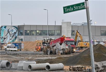 Bauarbeiten für neue Parkplätze und Straßen vor dem Werksgelände der Tesla Gigafactory in Berlin-Brandenburg
