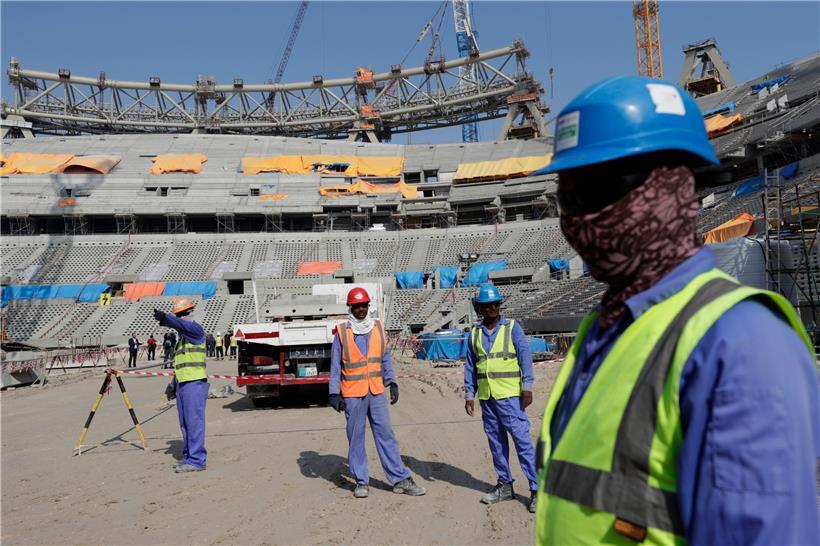 Bauarbeiter arbeiten im Dezember 2019 am Lusail-Stadion in Katar –  einem der Stadien der WM 2022
