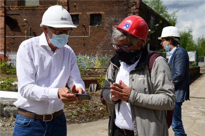 Bauherr Eric Lux, links im Bild, erklärt, was auf dem Areal „Rout Lëns“ erhalten...