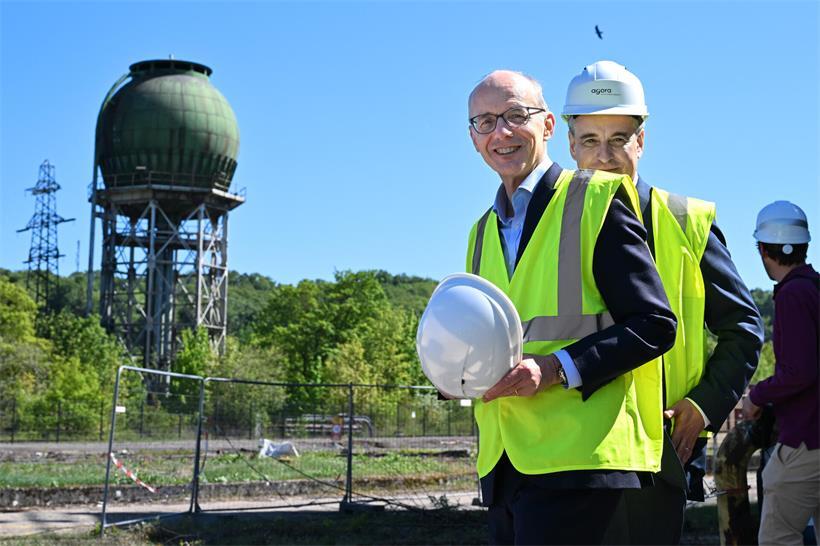 Bauherren der Nation: DP-Wohnungsbauminister Claude Meisch und CSV-Premier Luc Frieden Ende April bei der Besichtigung des von Staat und ArcelorMittal gemeinsam geplanten Neubauviertels Metzeschmelz in Esch/Alzette