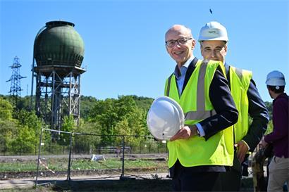Bauherren der Nation: DP-Wohnungsbauminister Claude Meisch und CSV-Premier Luc Frieden Ende April bei der Besichtigung des von Staat und ArcelorMittal gemeinsam geplanten Neubauviertels Metzeschmelz in Esch/Alzette