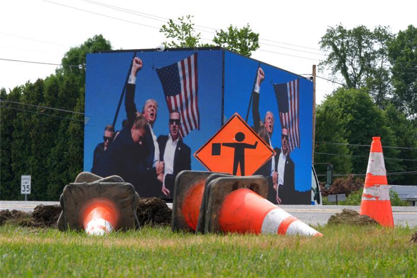Baustelle Demokratie: Eine elektronische Werbetafel zeigt Bilder von Donald Trump nach dem Attentat in Butler, Pennsylvania. 
