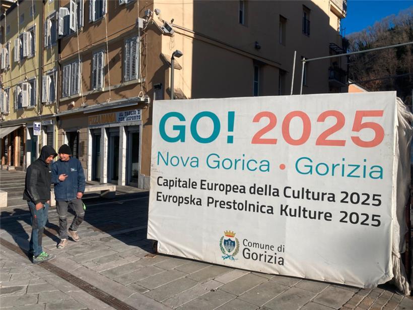 Bauzäune als Vorboten einer historischen Premiere: Werbebanner für das doppelte Kulturjahr in Gorizia, Italien
