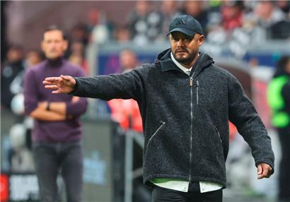 Bayern Münchens Coach Vincent Kompany hat seinen Vertrag bis Sommer 2029 verlängert
