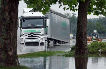 Bayern, Offingen: Ein Lastwagen steht am Montag im Hochwasser der Mindel auf einem Parkplatz

