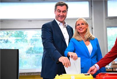 Bayerns Ministerpräsident Markus Söder gab gemeinsam mit Ehefrau Karin Baumüller-Söder seine Stimme ab
