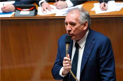 Bayrou macht große Ankündigungen.
