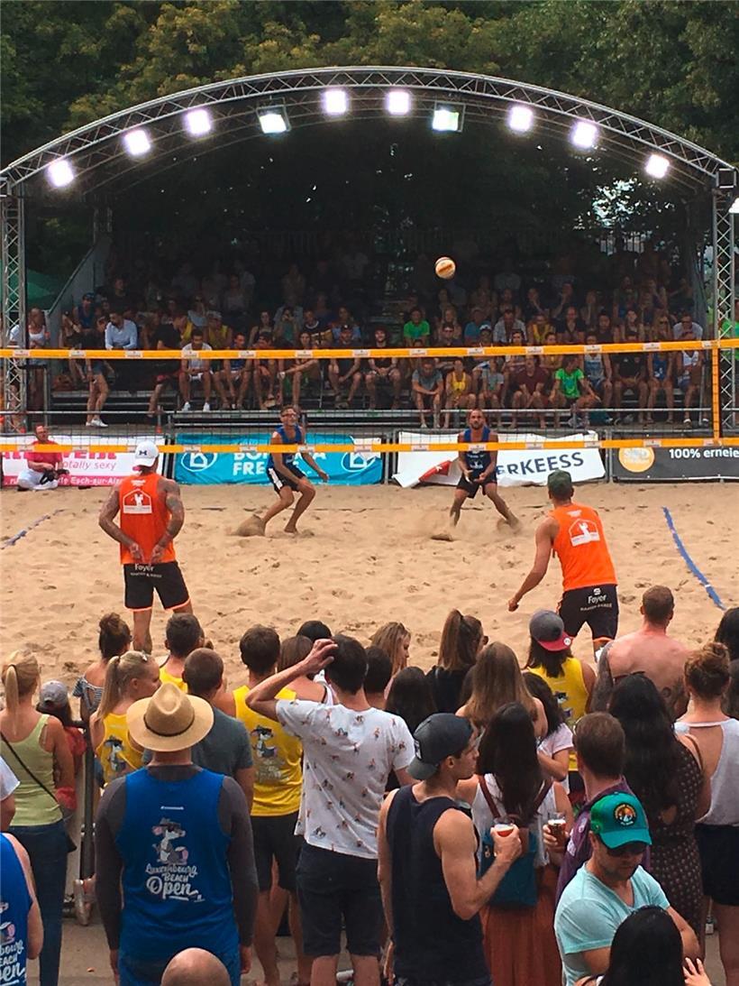 Beachvolleyball vor vollen Rängen