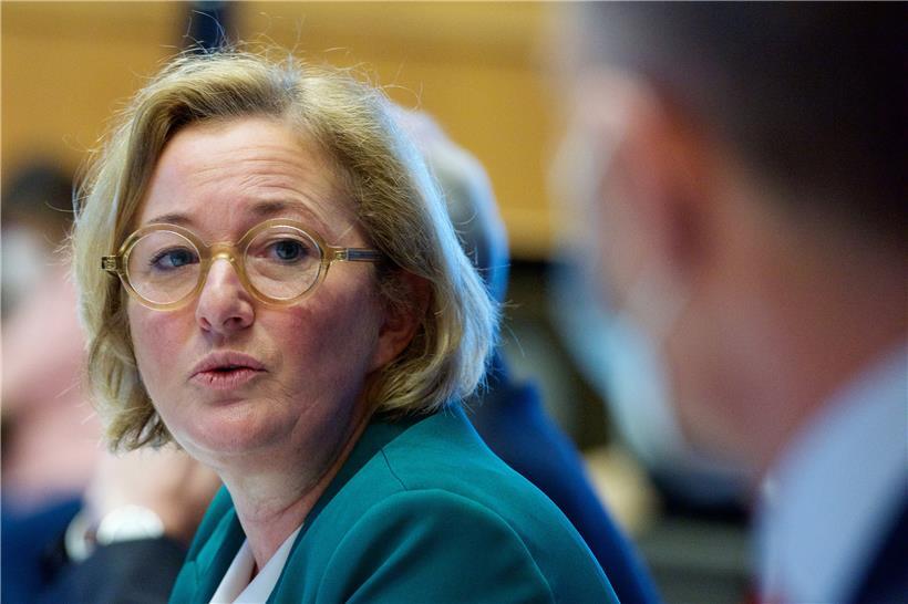 Beamte aus dem Gesundheitsministerium von Paulette Lenert kümmerten sich in Brüssel um den Impfstoff
