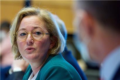 Beamte aus dem Gesundheitsministerium von Paulette Lenert kümmerten sich in Brüssel um den Impfstoff
