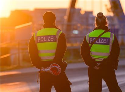 Beamte der Bundespolizei am deutsch-polnischen Grenzübergang Stadtbrücke in Frankfurt an der Oder

