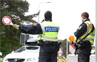 Beamte der Bundespolizei kontrollieren am Grenzübergang zu den Niederlanden den Einreiseverkehr
